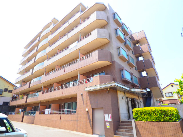 重厚感あるマンションです。設備も充実していて安心です