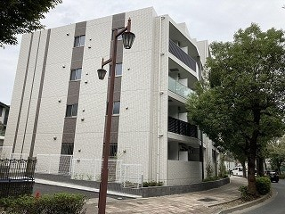 高速ICの近くにあるRC造のマンション