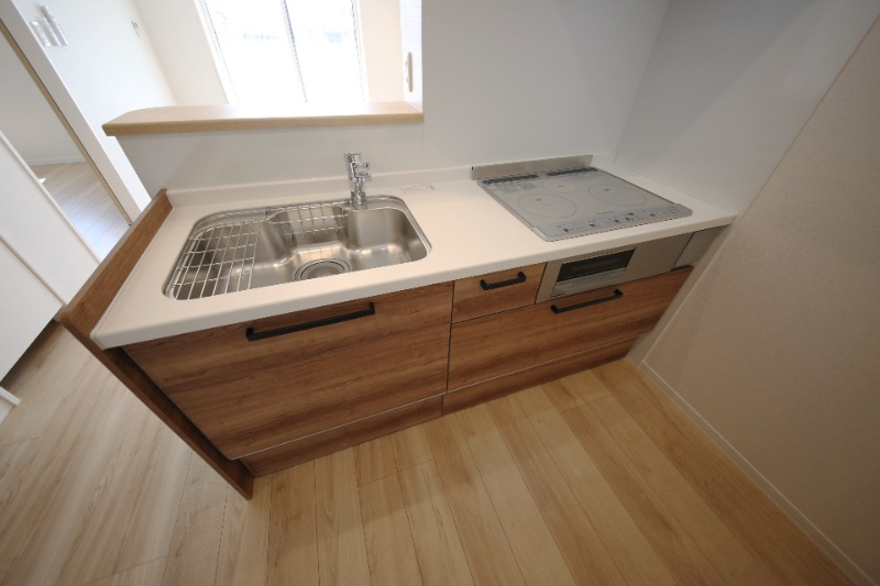 3口IHコンロ付きで調理もしやすいスペース有り