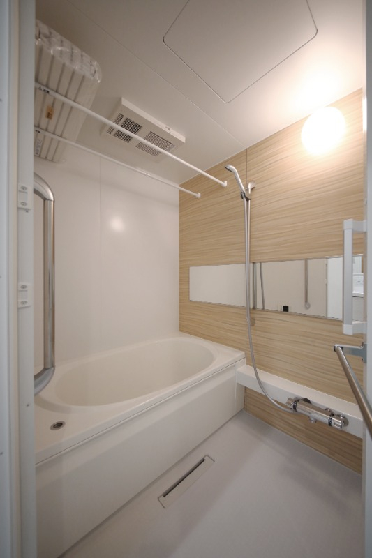 パネルがアクセントのバスルーム