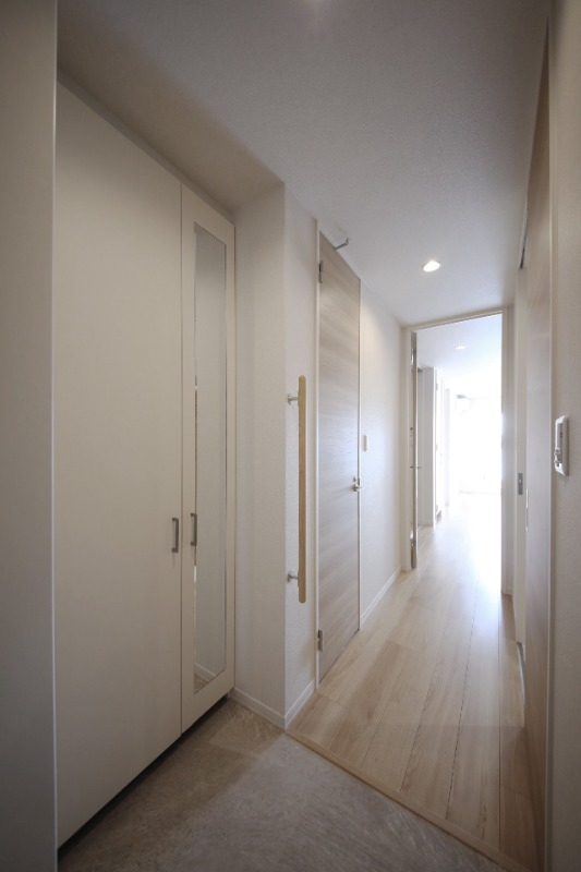 姿見やシューズクローゼット完備の玄関ホール