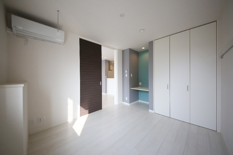 ワークスペースの設置された洋室