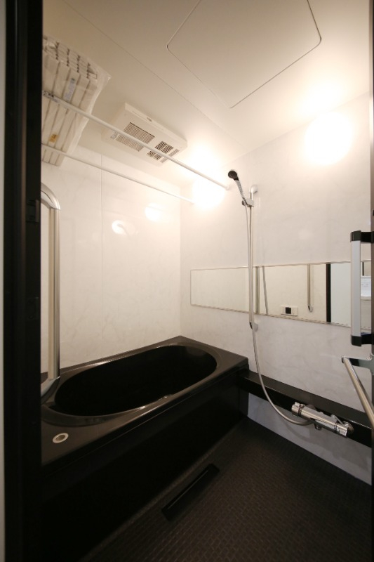 黒いバスタブが特徴的なバスルーム