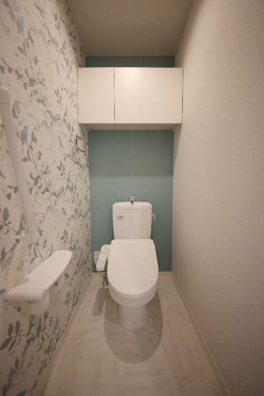 上部棚が便利なレストルーム