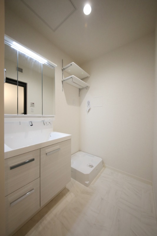 奥行きのある洗面所兼脱衣スペース