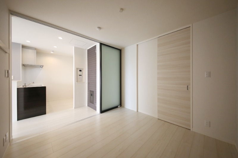 5.5帖の洋室はベッドを置いてもゆとりアリ