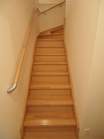 階段は手すり付きで安心。