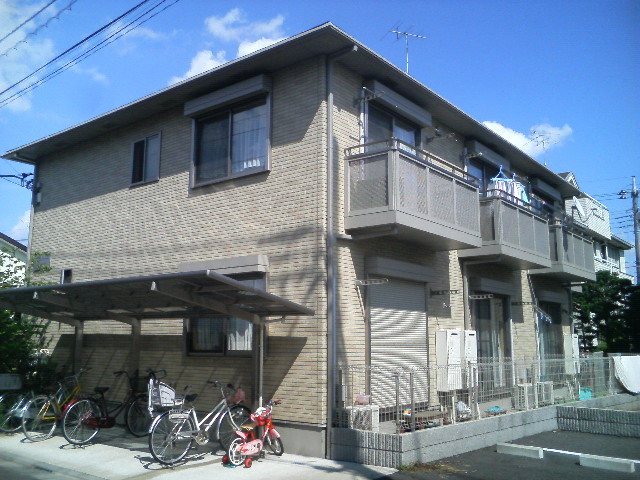 車通りの少ない閑静な住宅街にあります。