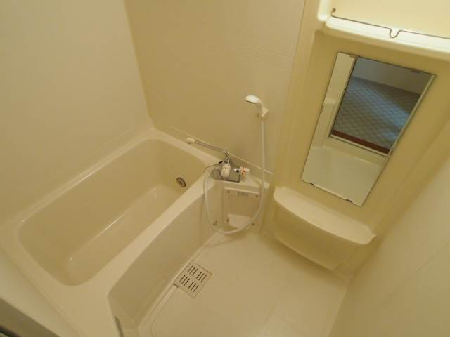 浴槽はユニットバスです。これは別部屋の写真です。