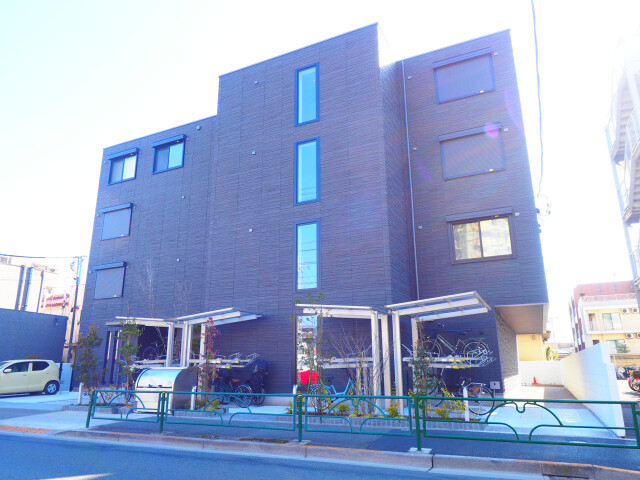 土支田通り沿いに建つ重厚感ある築浅マンションです。