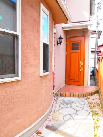 玄関までのアプローチもおしゃれな雰囲気。