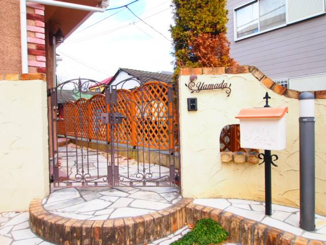 レンガ調のタイルがポイントの門扉。