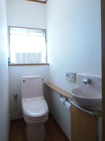 手洗い場も付いた広めのトイレ。