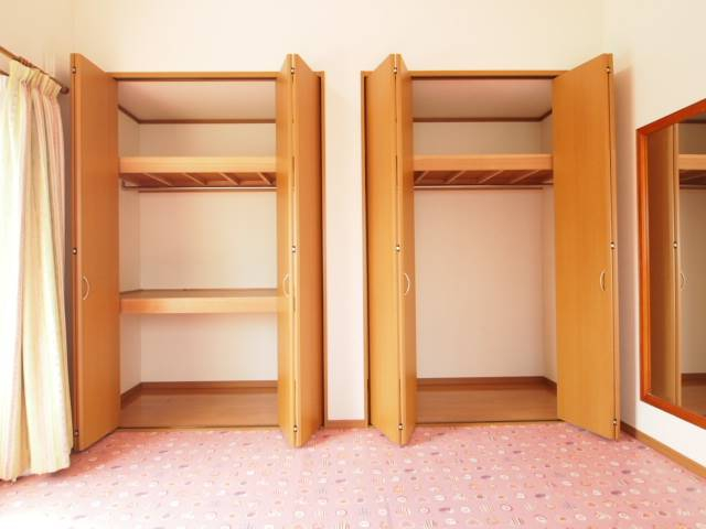 2階南洋室の収納は押入タイプとクローゼットタイプ。