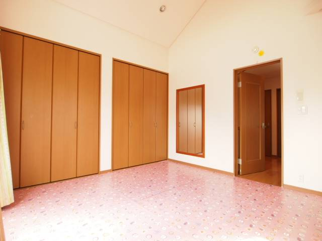 天井が高くて開放感のある主寝室。