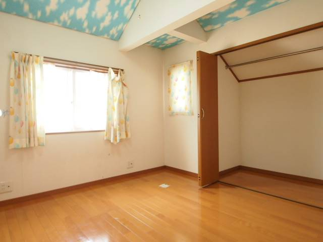 2階北東側洋室。しっかりとした収納が付いています。