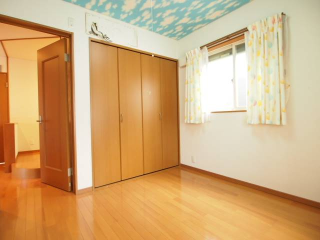 2階北西側洋室。