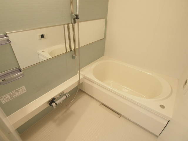 小物収納棚も付いた清潔感のあるバスルームです。