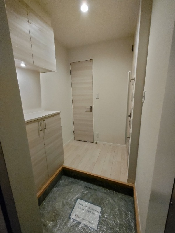 上下に分かれている靴箱で玄関周りもすっきり見えます。