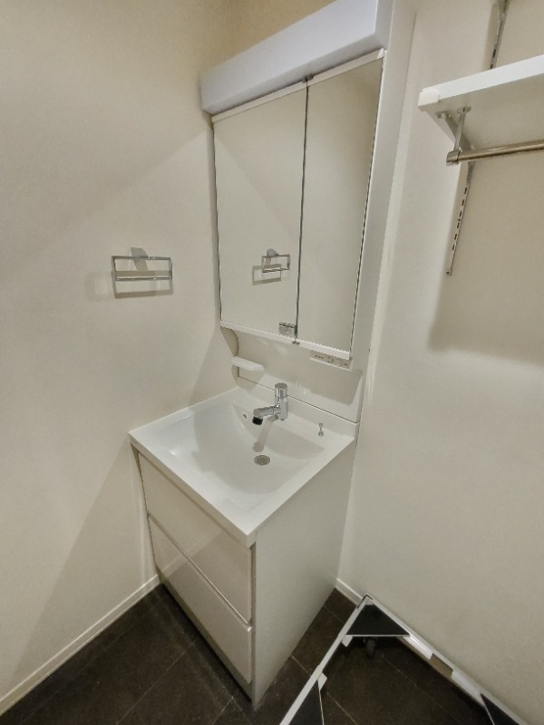 洗面台は使いやすいワイドスクエア型です。