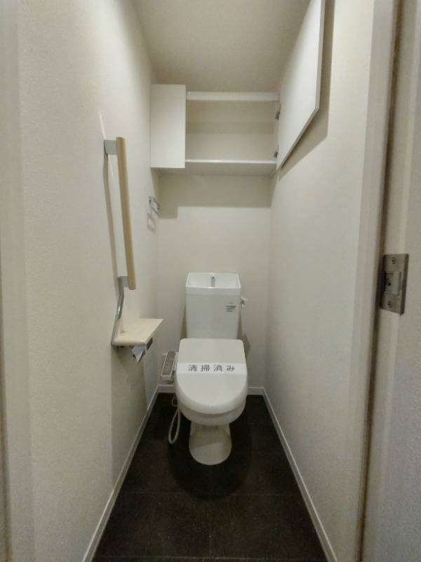 上部には収納棚が付いています。