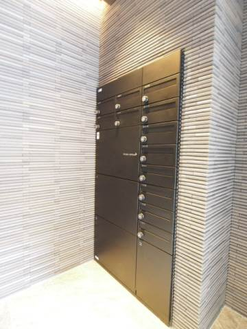 高級感のあるエントランスは宅配ボックス付き