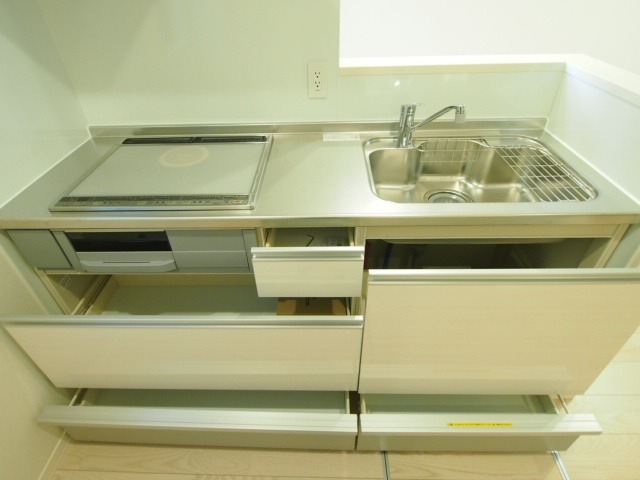 キッチンの下部収納も容量大きめ