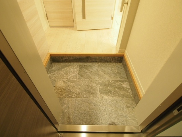 高級感のあるタイル張りの玄関