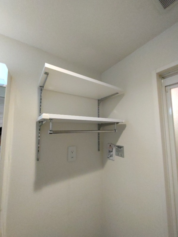 洗濯機置場の上部には可動式棚
