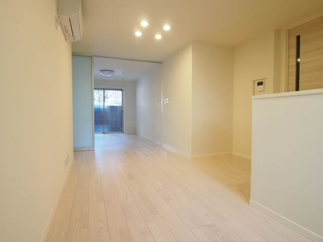 ナチュラルな色のフローリングは家具も合わせやすいですね。