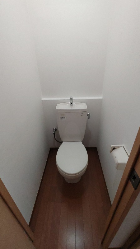 トイレもゆったりとした広さ。 ※別部屋参考写真