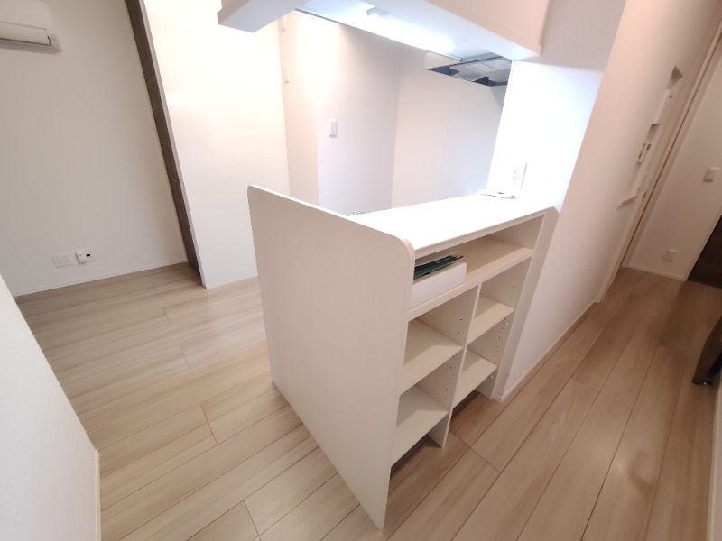 カウンター下のデッドスペースは収納として活用