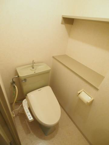 トイレもゆったり個室。
