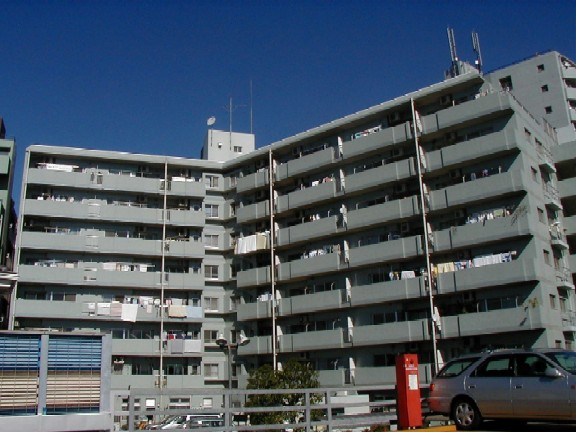 駅から至近にある重厚感溢れるマンションです。