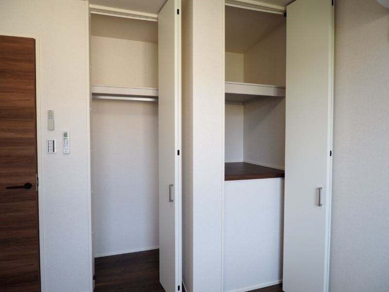 洋室5.2帖の収納です。