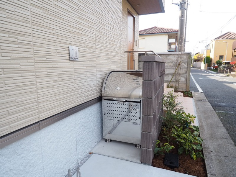 ゴミも敷地内で出せます。