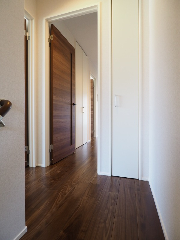 玄関ホールも広々。