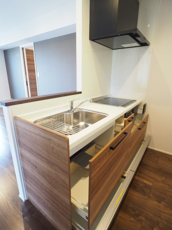 キッチンはたっぷりな収納力。