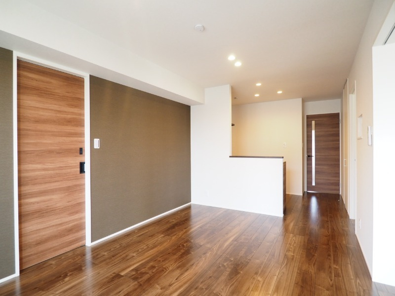 リビングの別角度。アクセントクロスがおしゃれ。