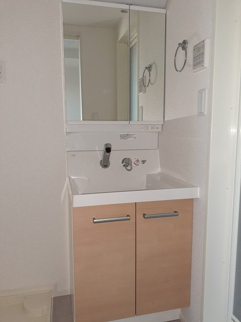 木目調のパネルが映える独立洗面所