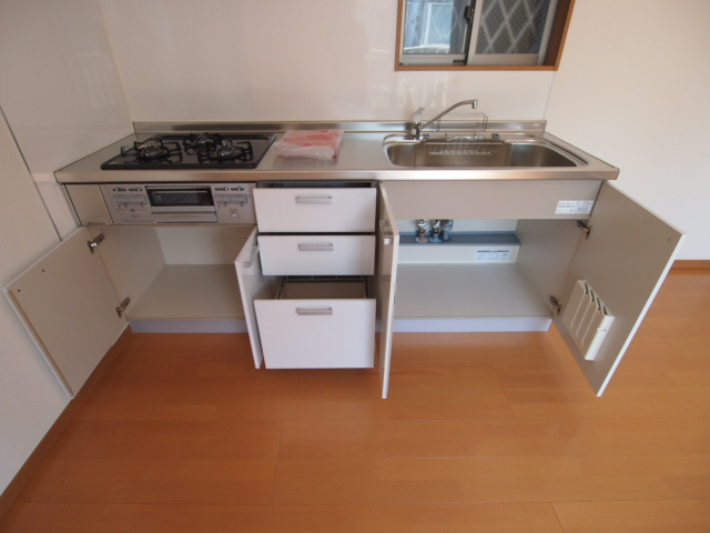 キッチン下収納も広いですね。