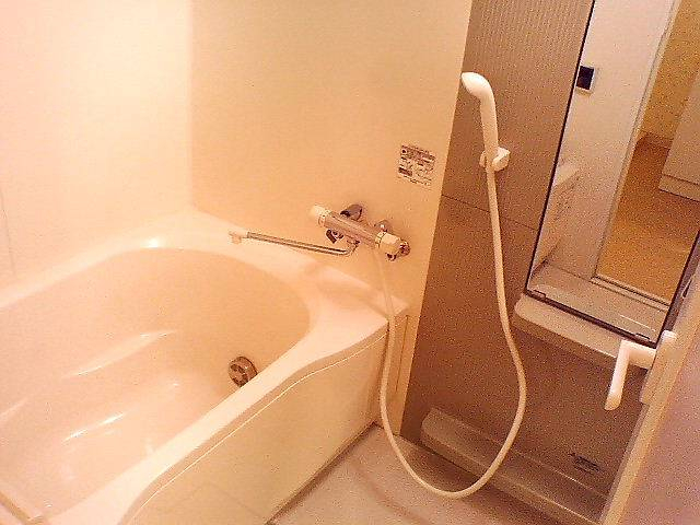 追い焚きもできるお風呂は嬉しい。※別部屋の写真です。