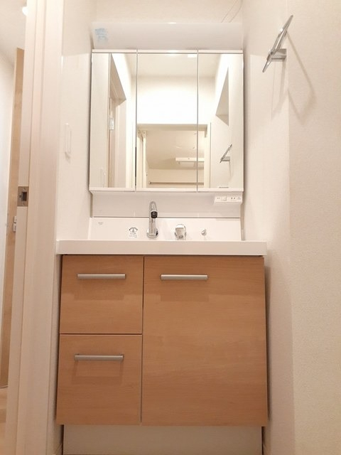 明るいトーンの独立洗面所