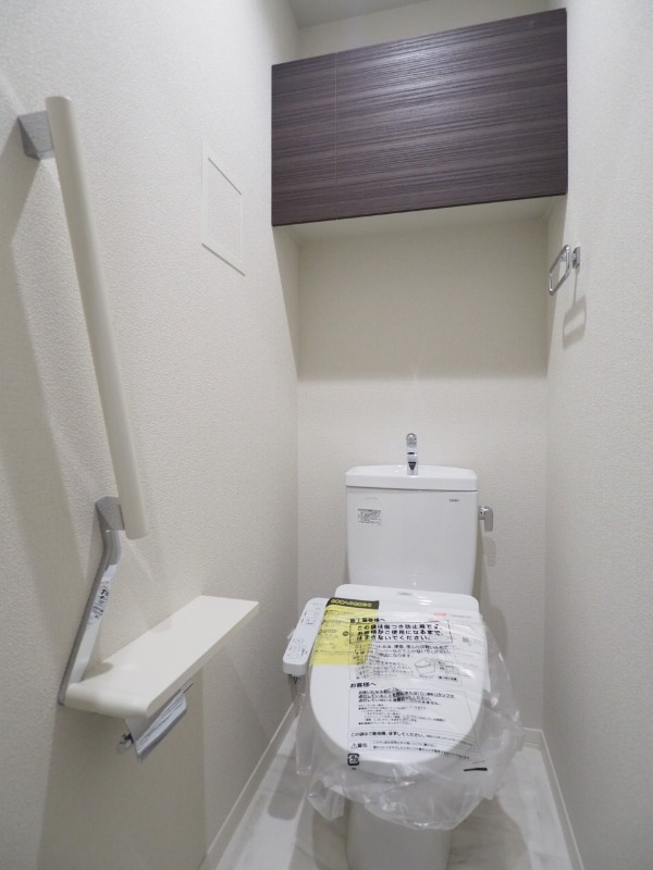 トイレは多機能便座。上部棚も便利