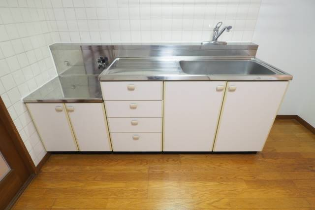 キッチンも十分な広さです。こちらは別部屋の写真です。