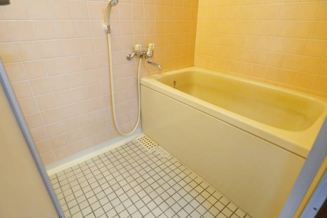 お風呂も広くゆったりバスタイム。こちらは別部屋の写真です。