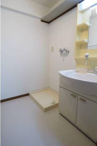 脱衣スペースもしっかりある洗面所。こちらは別部屋の写真です。