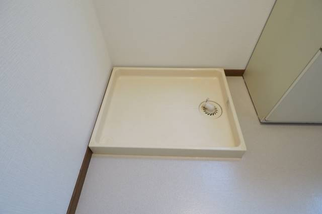 防水パン付きで安心の洗濯機置場。こちらは別部屋の写真です。