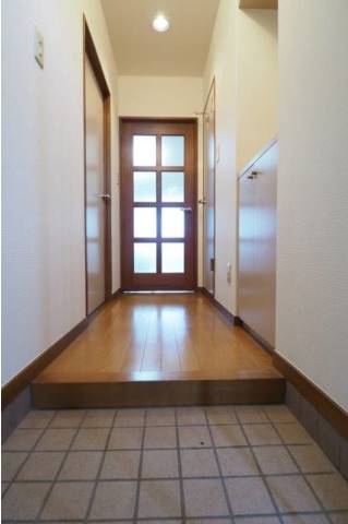 玄関も出入りしやすい広さです。こちらは別部屋の写真です。