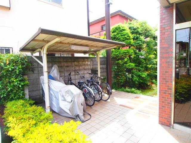 屋根つきで安心の駐輪場です。